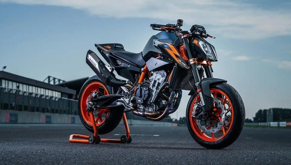 KTM 890 Duke R: की कीमत 11 लाख, मिलती है 119 bhp की पावर और Dual ABS ब्रेकिंग