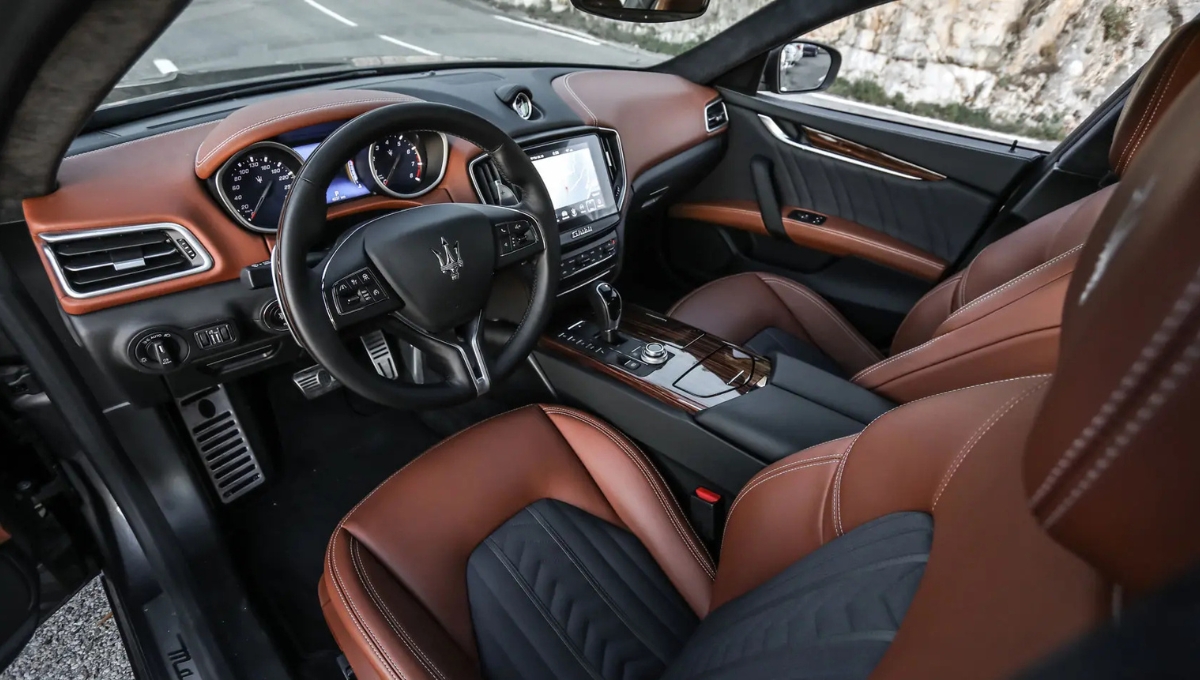 1.93 करोड़ की Maserati Ghibli, जानिए इसकी शानदार फीचर्स और दमदार परफॉर्मेंस