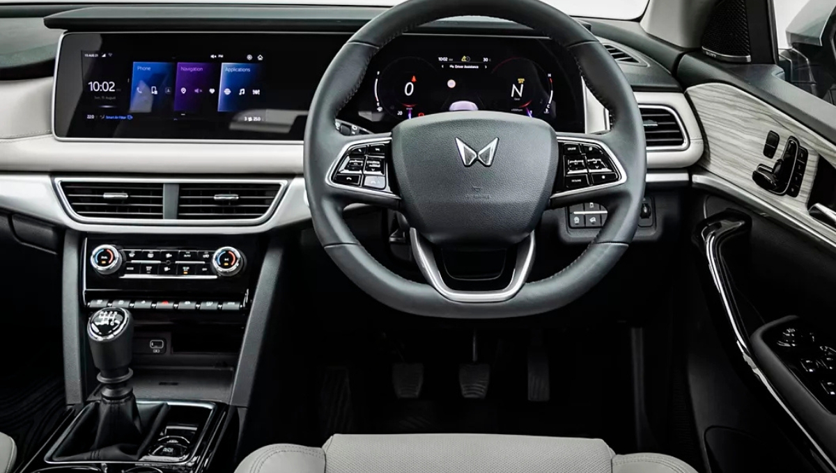 7-सीटर Mahindra XUV700 13.99 लाख में 182bhp ताकत और 7 एयरबैग के साथ
