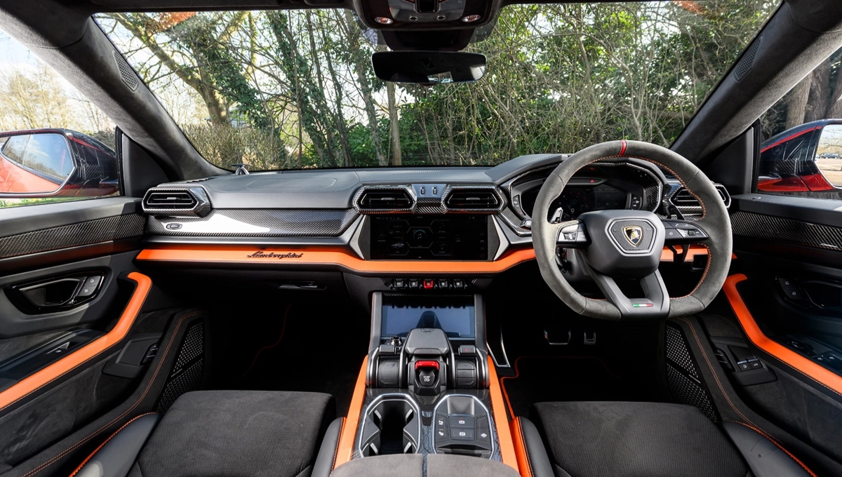Lamborghini Urus: 4.18 करोड़ की शानदार SUV, 657 bhp की पावर और लक्ज़री फीचर्स के साथ