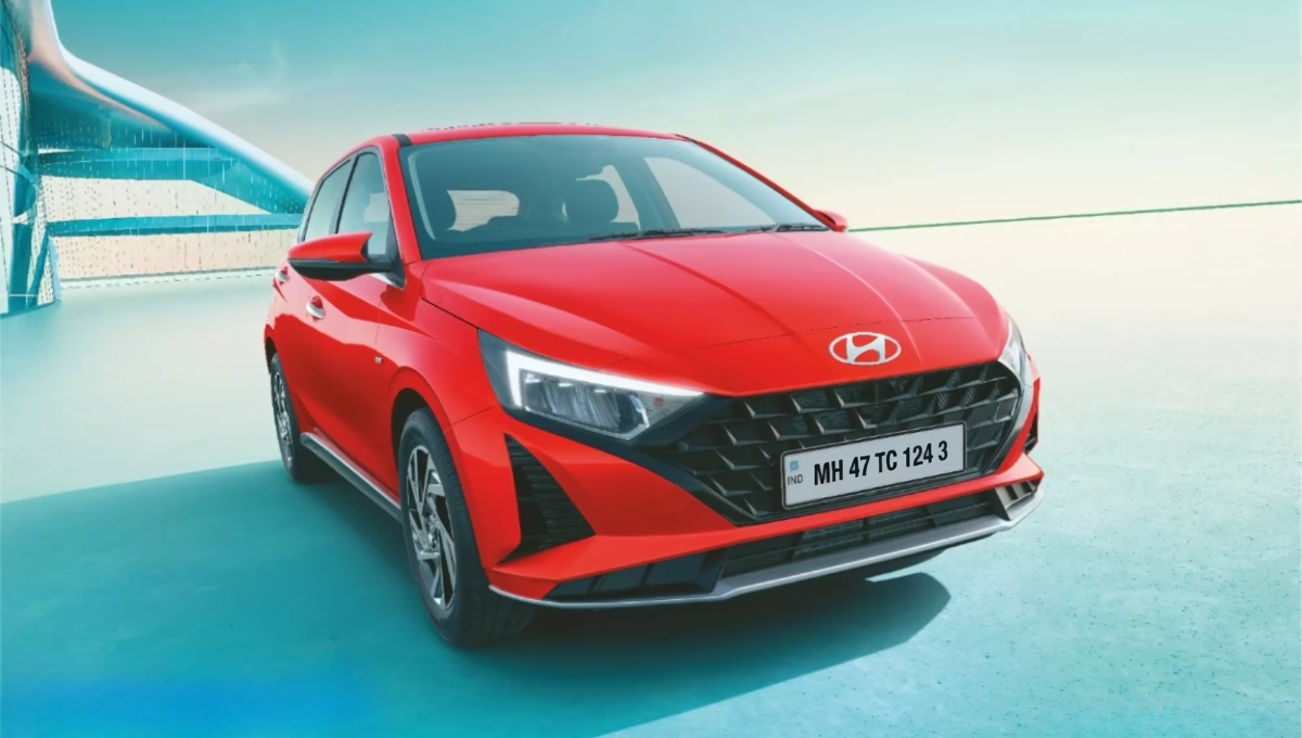 7.04 लाख की Hyundai i20: 6 एयरबैग्स, सनरूफ और 20kmpl माइलेज का कमाल