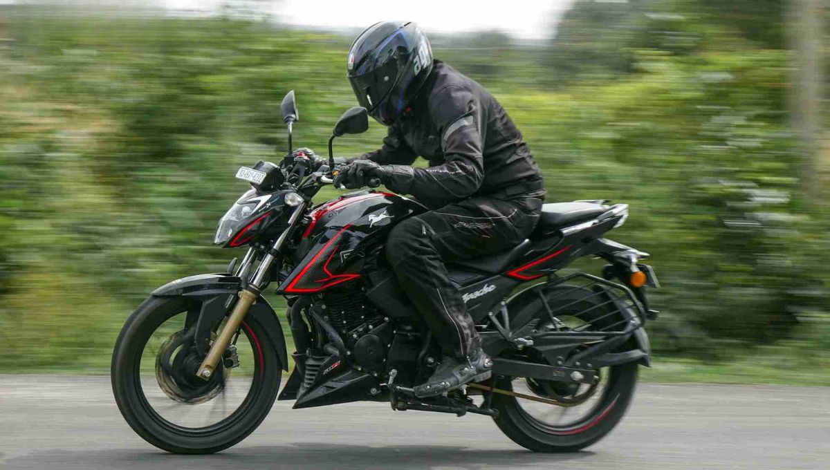 TVS Apache RTR 200 4V: अब सिर्फ 1.50 लाख में 200cc इंजन, 127kmph टॉप स्पीड और डिजिटल डिस्प्ले