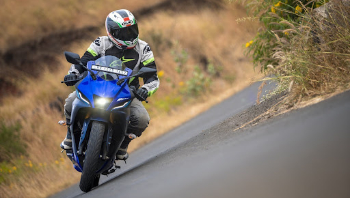 Yamaha R15 V4: आई 140kmph की रफ्तार और डुअल ABS के साथ कीमत 1.82 लाख से शुरू
