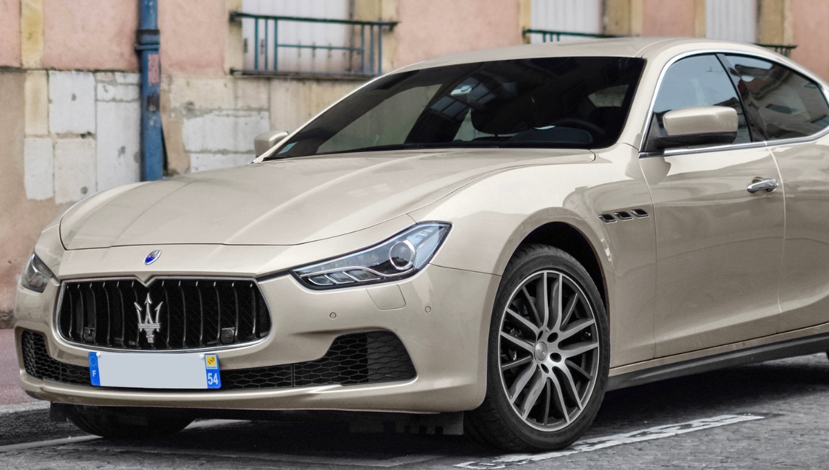 1.93 करोड़ की Maserati Ghibli, जानिए इसकी शानदार फीचर्स और दमदार परफॉर्मेंस
