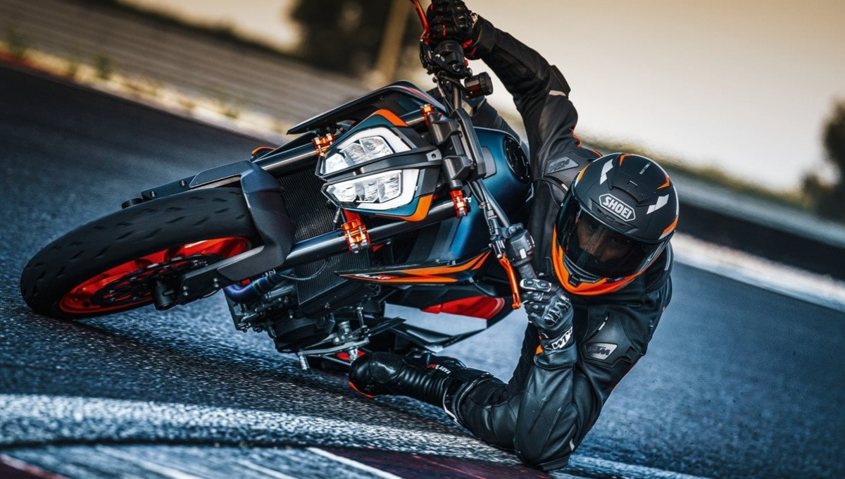 KTM 890 Duke R: की कीमत 11 लाख, मिलती है 119 bhp की पावर और Dual ABS ब्रेकिंग